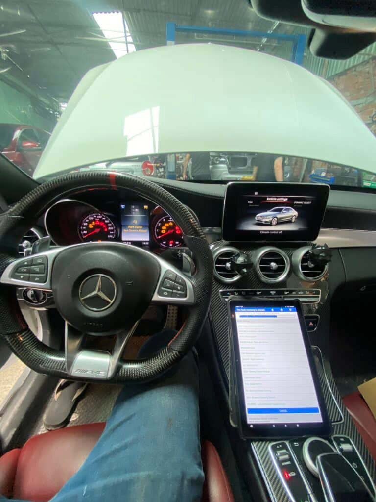 CHUYÊN SỬA CHỮA HỘP ĐÈN C300 MERCEDES-BENZ sửa chữa hộp đèn C300 Mercedes - Benz