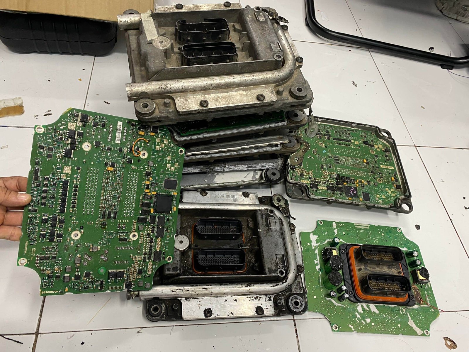 DỊCH VỤ CẮT KHÍ THẢI TOÀN QUỐC - VES VIETNAM ECU SERVICE sửa hộp động cơ ECU ECM Volvo