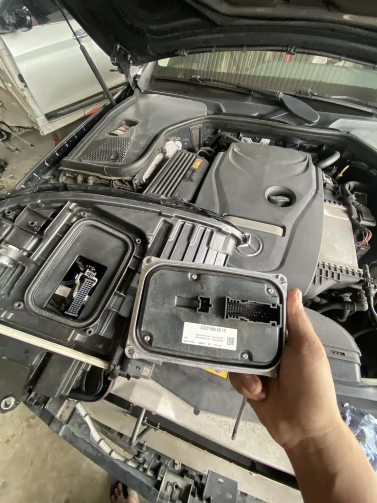 GARAGE CHUYÊN SỬA CHỮA HỘP ĐÈN MERCEDES-BENZ