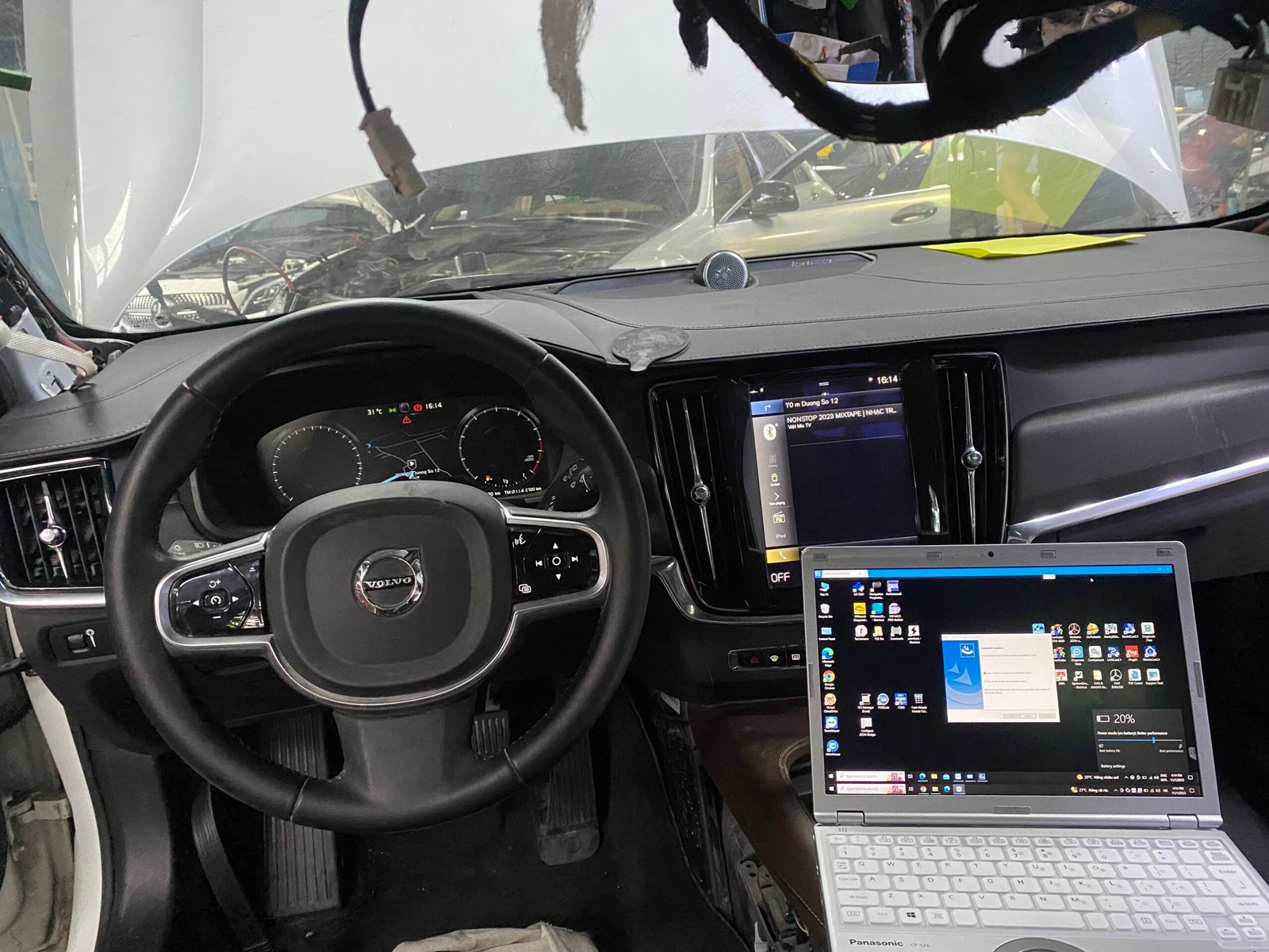 chuẩn đoán bằng máy chuyên hãng. GARAGE VES CHUYÊN SỬA CHỮA XE VOLVO TẠI HỒ CHÍ MINH