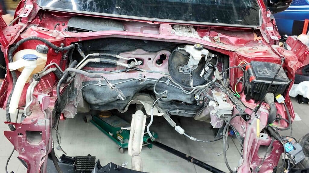 DỊCH VỤ SỬA CHỮA - TUNING/REMAP Chuyên Sửa Chữa Và Phục Hồi Xe Tai Nạn Peugeot 2008 Chuyên Nghiệp - Ves Workshop - Giải Pháp Toàn Diện Peugeot 2008 là mẫu crossover đô thị được ưa chuộng với thiết kế trẻ trung, trang bị công nghệ tiên tiến và khả năng vận hành linh hoạt. Tuy nhiên, khi gặp phải va chạm dù nhỏ nhất, xe có thể chịu tổn thất nghiêm trọng về khung gầm, hệ thống treo, vỏ thân xe và các hệ thống an toàn như túi khí, ABS, EBD. Nếu không được xử lý chuyên nghiệp, những hư hỏng tiềm ẩn này không chỉ ảnh hưởng đến hiệu suất vận hành mà còn đe dọa an toàn cho người lái và hành khách.