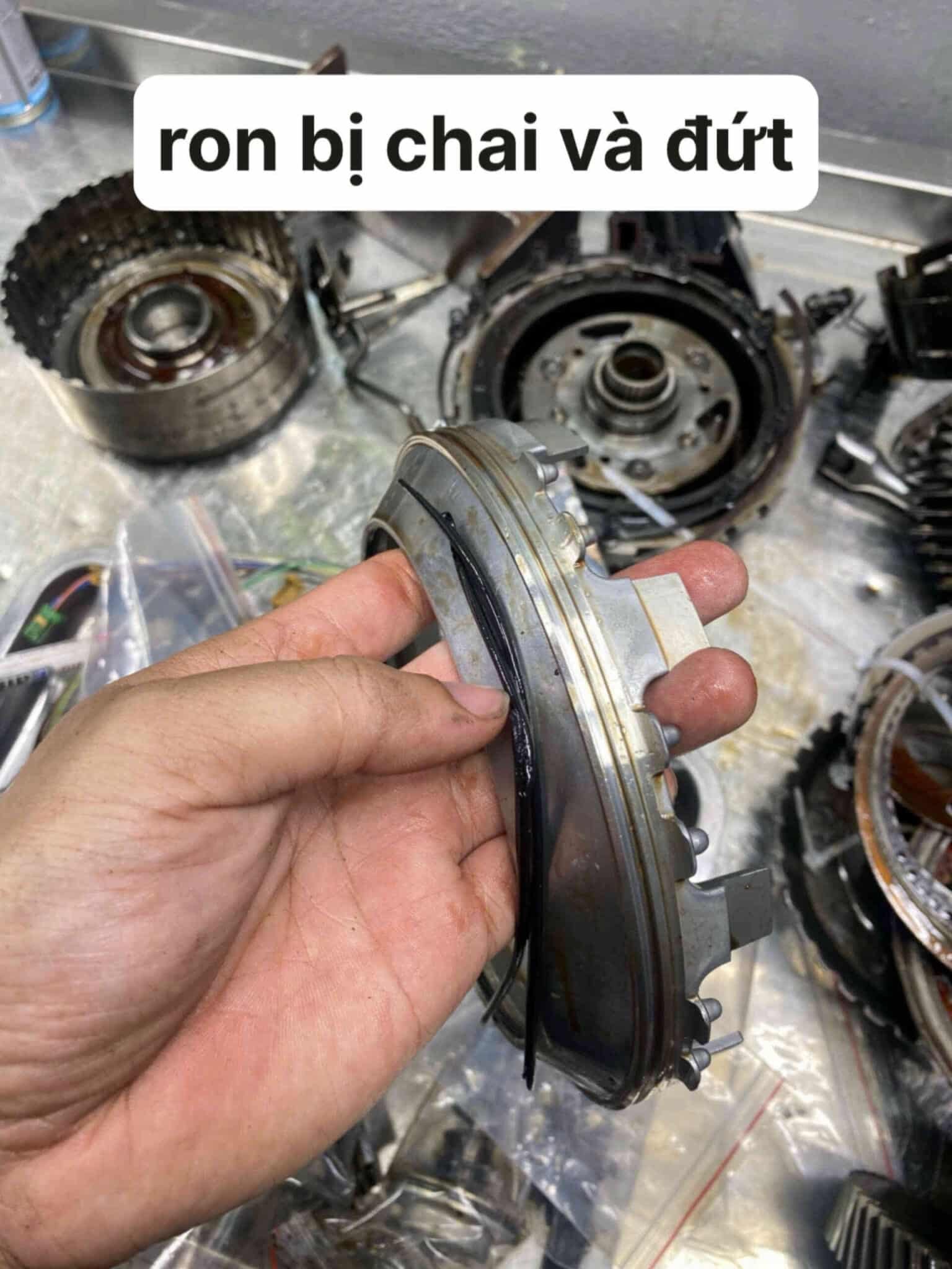 So sánh phụ tùng Mercedes-Benz: Chính hãng, OEM và hàng bãi So sánh phụ tùng Mercedes-Benz: Chính hãng, OEM và hàng bãi