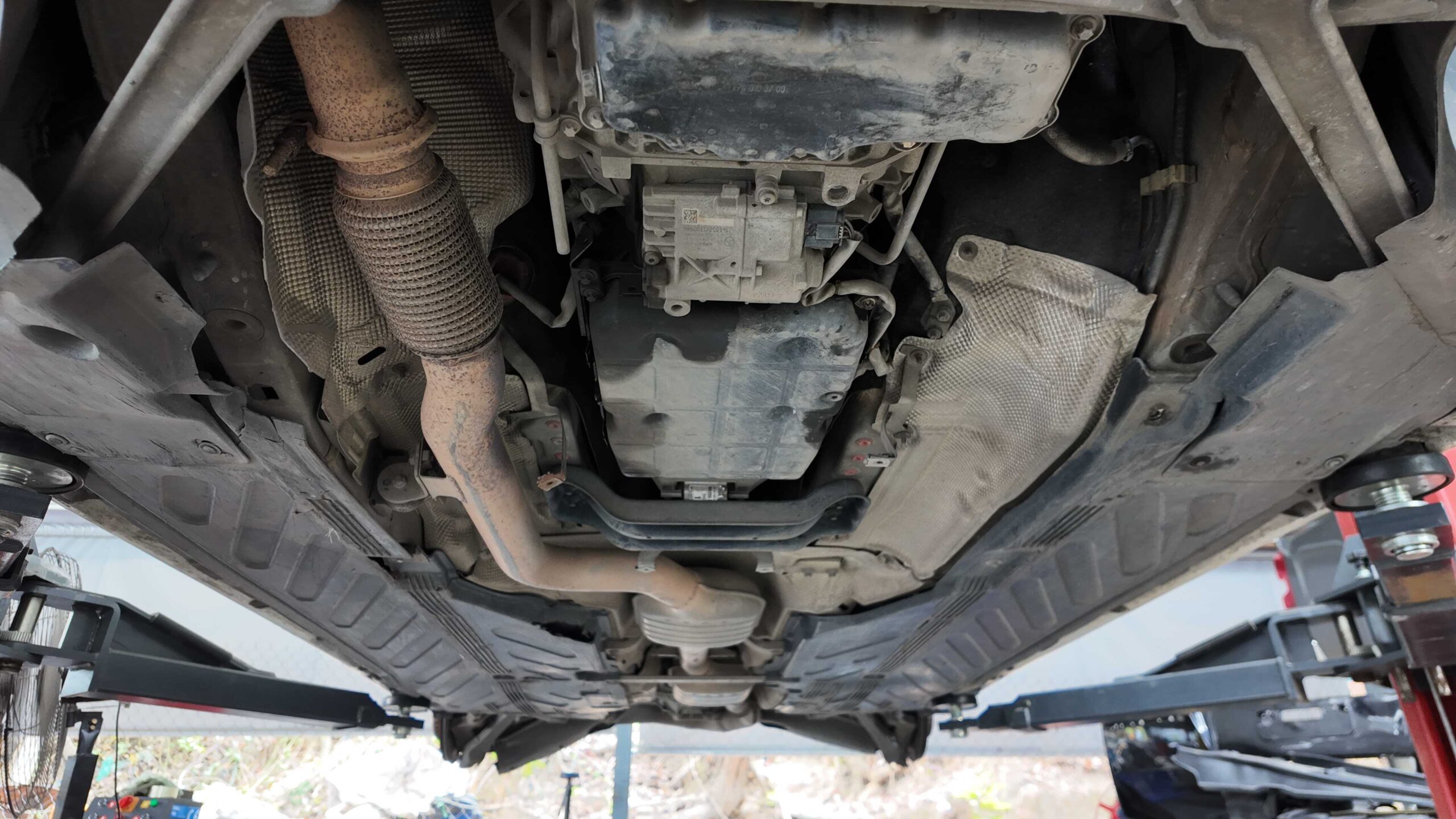 Hệ Thống Gầm Mercedes-Benz C250 – Sự Tinh Vi Ẩn Dưới Gầm Xe