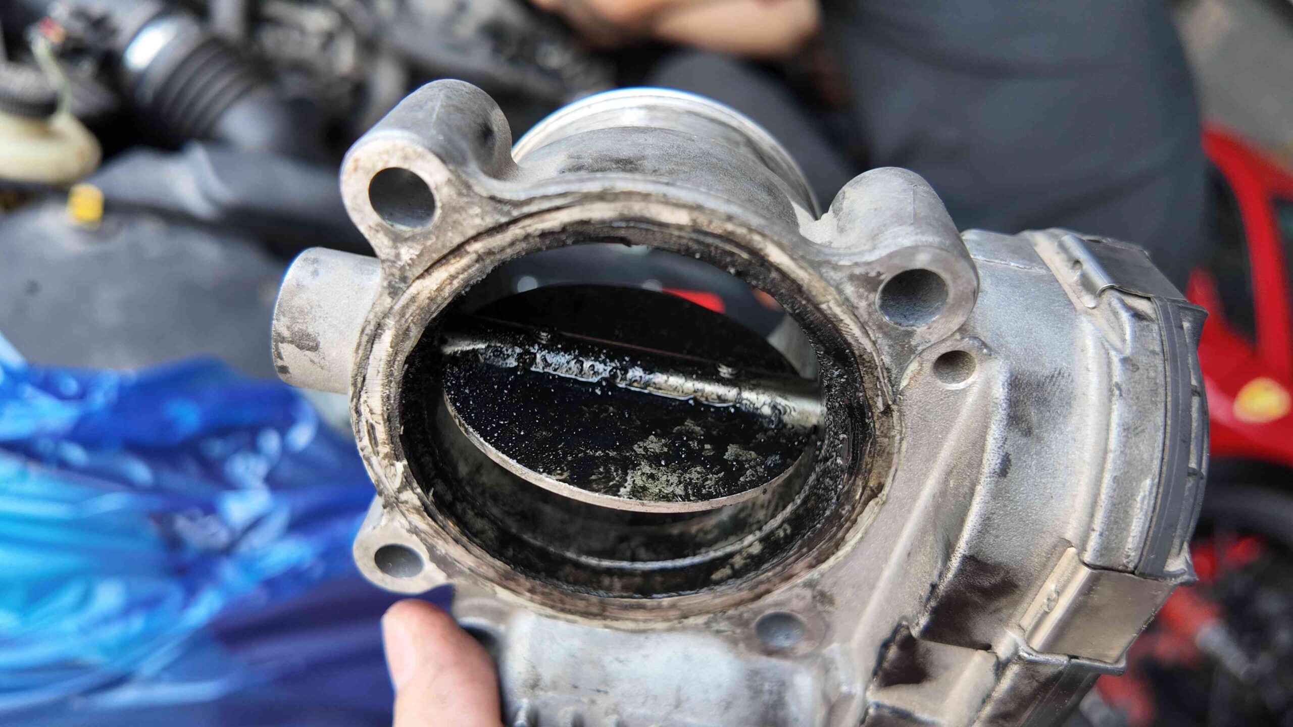 So sánh: Vệ sinh kim phun tại Ves Auto Workshop vs Tự vệ sinh tại nhà